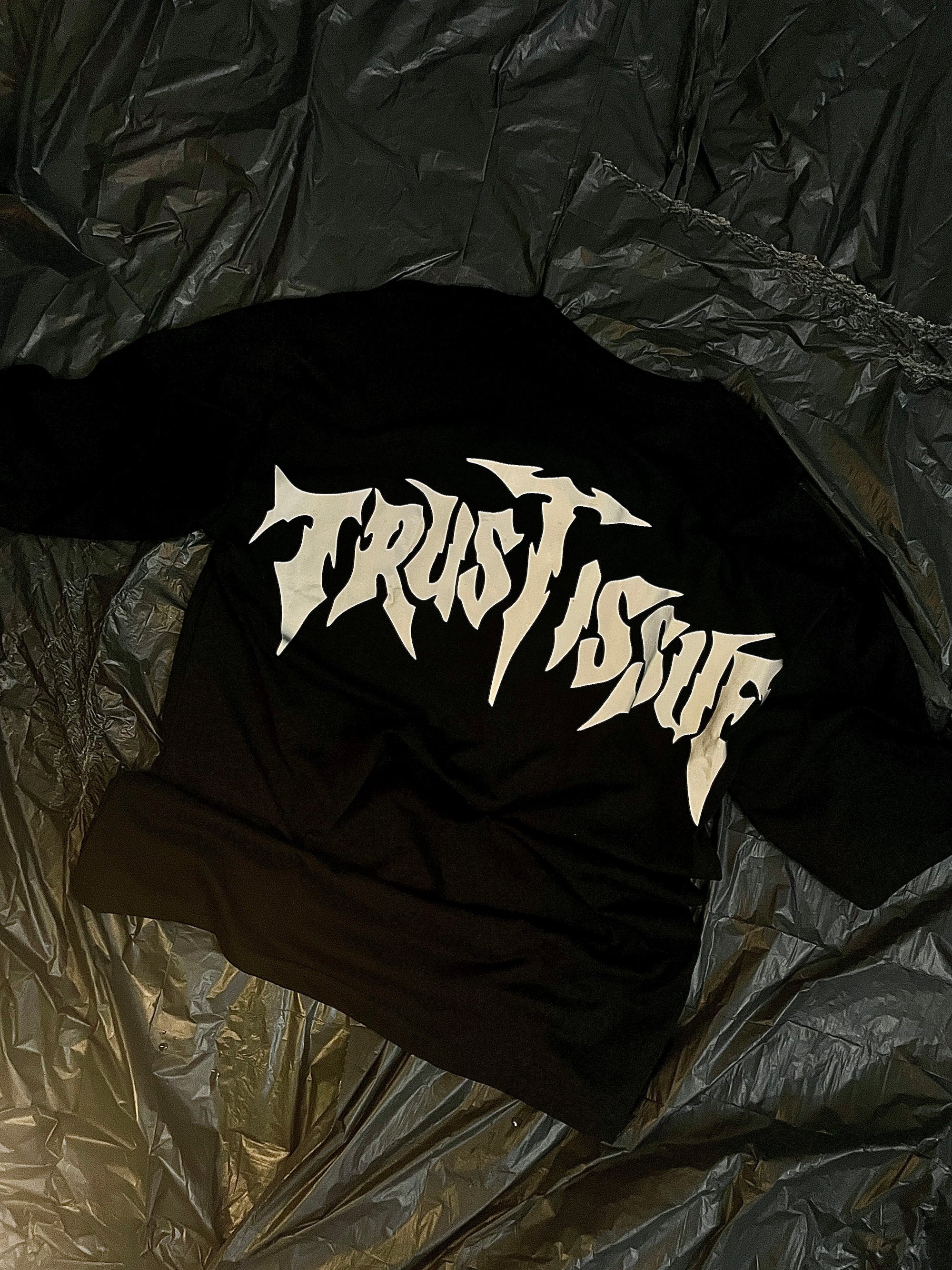 TRUST ISSUE OVERSIZED TEE