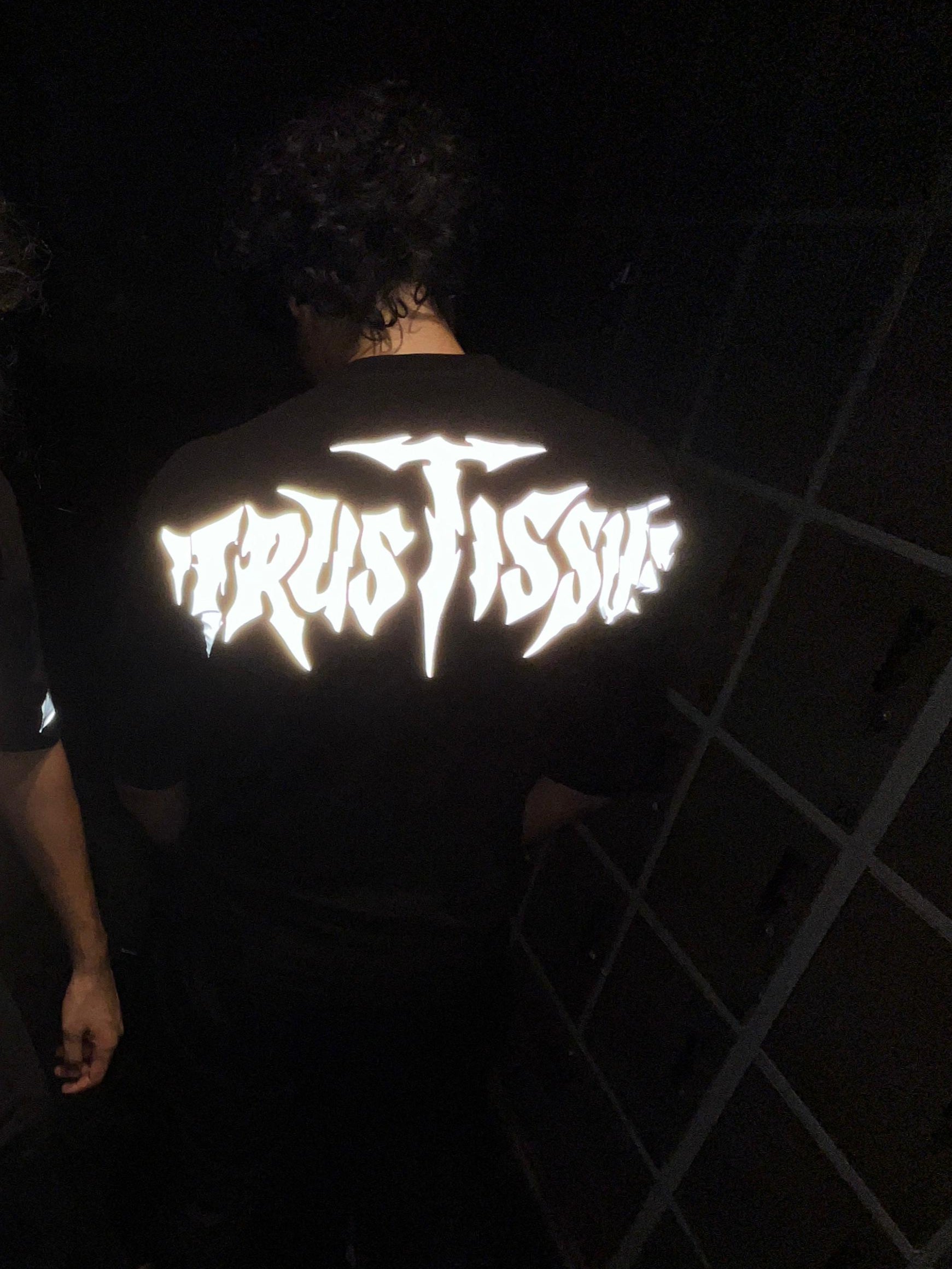 TRUST ISSUE OVERSIZED TEE